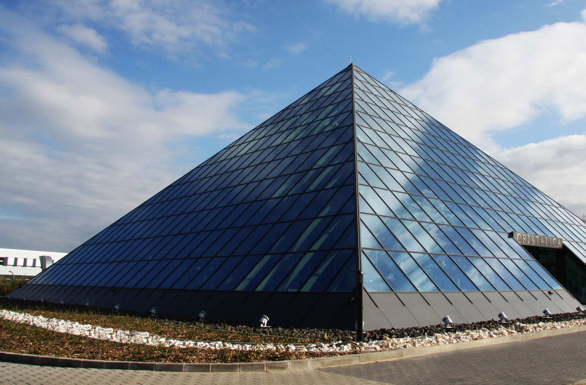 Europas größtes Glaspyramiden-Kaufhaus